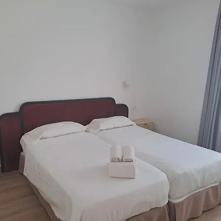 Homeforguest 13 Con Terraza Y Piscina En