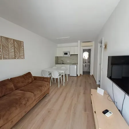 Homeforguest 13 Con Terraza Y Piscina En Apartmanhotel