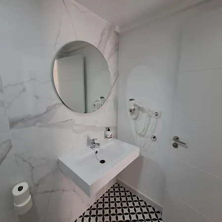 Homeforguest 13 Con Terraza Y Piscina En Коральео