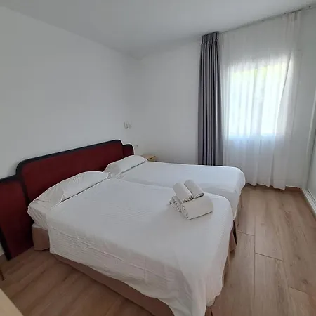 Homeforguest 13 Con Terraza Y Piscina En Коральео