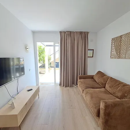 Homeforguest 13 Con Terraza Y Piscina En Коральео